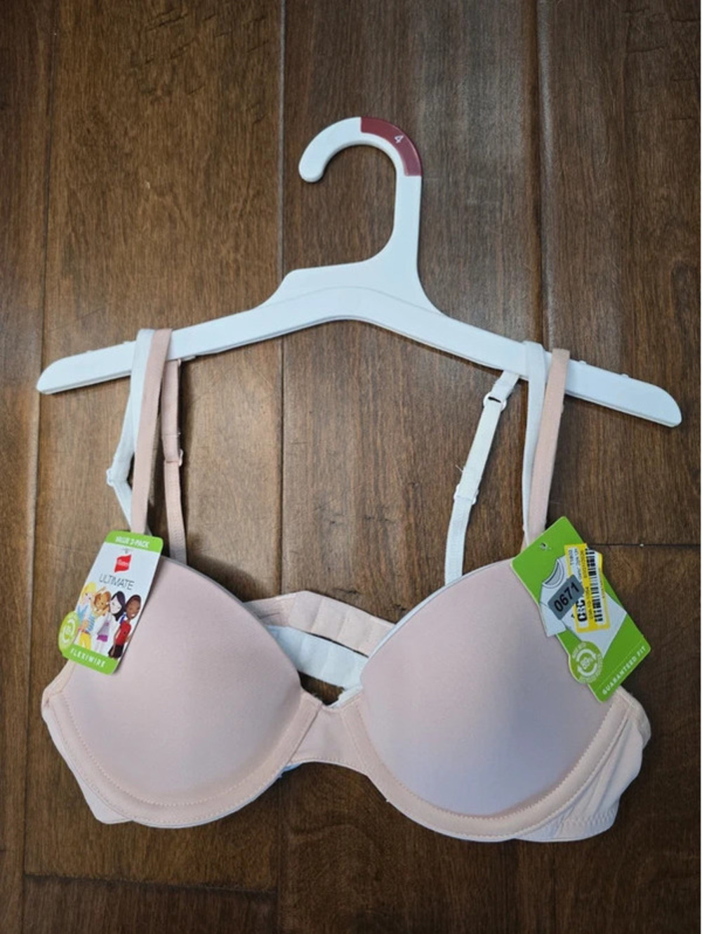 32A brand new two bras from hanes. Item 671G3